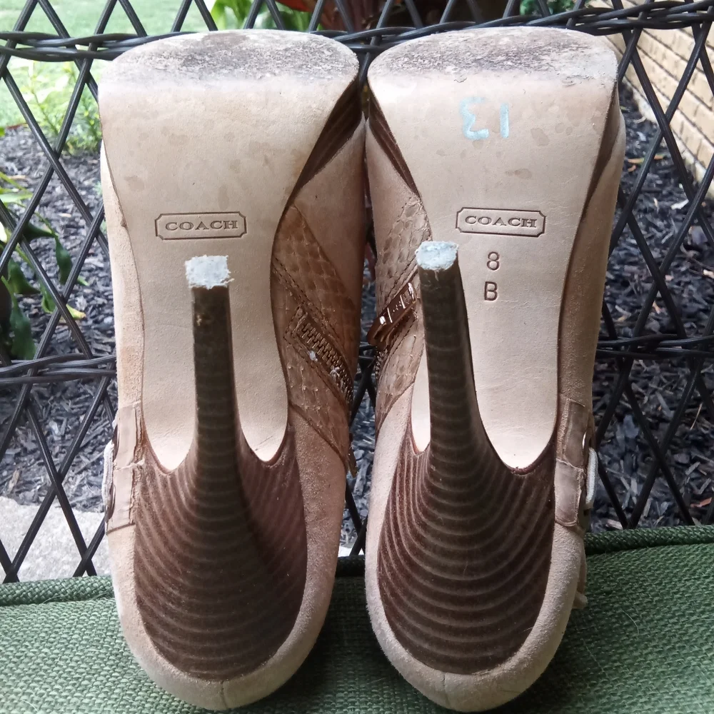 Coach Beatrice Suede Ankle Bootie Pumps Size 8.